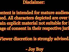 Evin sırrı - dolgun memeli sarışın milf kocası yanındayken zevk alıyor.