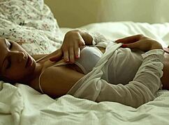 худышка Роксана исследует тело пальцами в спальне