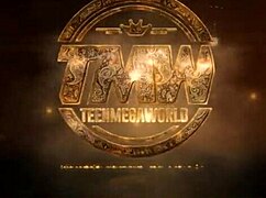 Sladká Becky se cítí vzrušená, když otevírá těsnou kundičku v kuchyni pro masturbaci