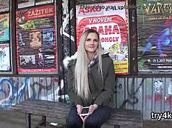 Přirozená teen 18+ dává orál v POV, pak kundu tvrdě nabíjí