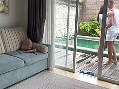 Baby-sitter troia deve scopare il capo per tenere il lavoro - sborrata pubblica