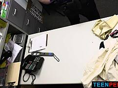 Кали хваната! Офицерът я чука жестоко!