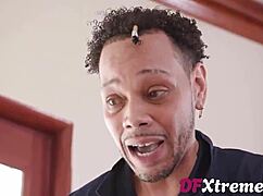 Kelsi Kejn postaje stidljiva ali uzbuđena u trojci sa selidbenicima 😏