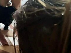 vännerpar prankar hemma med roligt knull