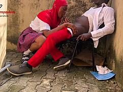 Rozptýlila jsem seniora svou vlhkou kundičkou a šukala jeho velký pták venku