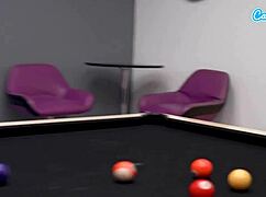 Σέξι λεσβίες γαμάνε στο τραπέζι του μπιλιάρδου