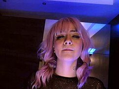 شوف الفتاة الصغيرة الشابة تتقيد وتتهيمن عليها!