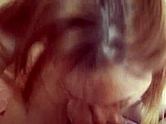 Tatlı kız büyük sik emiyor, yutacak mı?