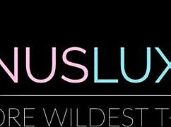 Ts asiatică provocatoare în lenjerie se masturbează cu cumshot pe țâțe mari