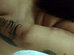 travesti tatuada fode com loirinho gostoso em cena quente