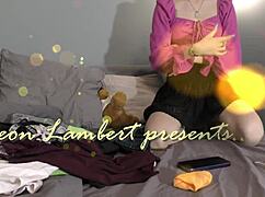 작은 체구 여자친구의 패션 입어보기가 팬티 없이 포르노 캐스팅으로 변해