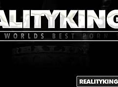 Ash Hollywood, Natalia Starr και Brooklyn Chase μοιράζονται τεράστια πούτσα σε τρελή CFNM γκάγκμπανγκ στην Καλιφόρνια