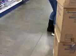 Milf phat ass in hidden candid shot 😏