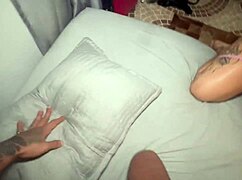 Meu padrasto me acorda de madrugada para fazer sexo e engolir seu leite?