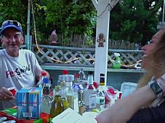 En este episodio de Fetswing Diaries, temporada 6 episodio 4, se adelanta a Big Balls Chris y sus bolas enormes. Se sumerge en la realidad de mi estilo de vida kink con Naughtya J Moon y Gary J Jones