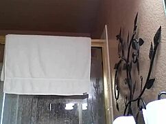 Asiatisk pige onanerer i bruseren