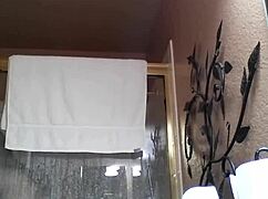 Asijská dívka masturbuje ve sprše