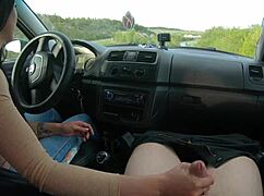 公道車内で人妻ハンドジョブ大暴れ