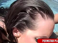 किंकी ब्रूनेट्स में केली डेवाइन सॉफ्टकोर में।