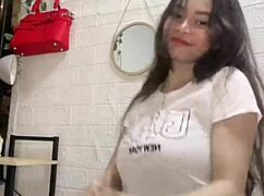 Gadis Titstoker goyang tetek besar dan buah dada panas