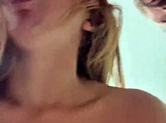 шлюха заглатывает большой хуй в тройничке с поцелуями и кремпаем