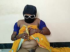 Mătușa Mallu de Sud bagă banană uriașă în pizdă în masturbare amatoare excitată cu gemete și vorbe murdare