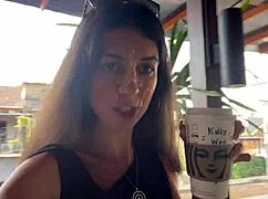 Hey Süße, bereit für einen verrückten Sperma-Spaziergang in Starbucks nach dem Blasen in der öffentlichen Toilette mit Sperma im Kaffee?