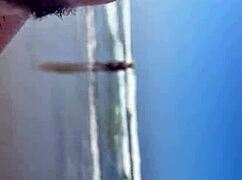 Курва дълбоко глътва голям хуй в тройка с целувки и кремпай