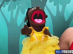 Офигеть, эта блондинистая милфа и тинейджерка 18+ используются в FFM-тройничке на съемках Sesame Street с дибтротом и еблей в лицо