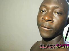 וואו, תראו את הנערה הטנזנית 18+ בולעת זין שחור של החבר!