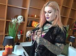 Η Σκύλα Μάγισσα Sabien Demonia Κατουράει στο Στόμα, Σπέρνει στο Πούτσι, Γλείφει το Πάτωμα Ενώ την Γαμάνε Σκληρά Αναλ