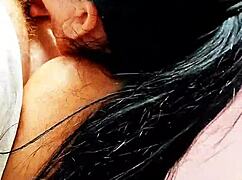 Hraju si v posteli s bratrancem, když máma není doma – co když nás chytí?