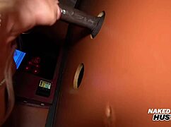 Blond kone stopper ugentligt ved lokal sexbutik glory hole for at suge fremmed stor sort pik