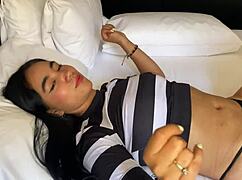 Blyg styvsyster vill ha första tuttmiddag från stora tuttar