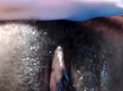 buceta morena toda animada na webcam, quer ver?