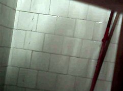 Μαράζωσες κρυφά το μπάνιο της θείας σου;