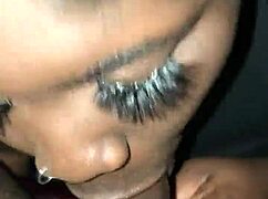 Ey, ¿crees que esta BBW de 19 aguanta esa polla monstruosa con mamada babosa?