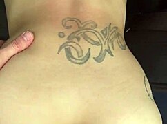 זונה שדנית רוכבת על זין בסגנון רוורס קאוגירל במכונית, מקבלת מטען על התחת השמן