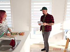 Veo a Lili Cocksinhell follarse duro con la polla grande de Tony