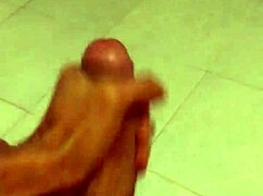 Această tipă BBW mă mulge cu mâinile ei