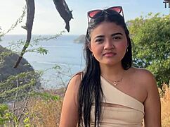 La bella turista maggiorenne con un gran culo tradisce il marito prendendo il cazzo mostro di uno sconosciuto per soldi in azione hardcore