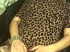 Wanita sentuh diri sendiri meremas dan jari di adegan masturbasi detail