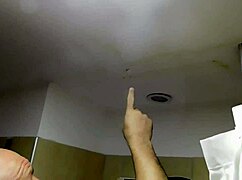 Götümden çıkıp boğazıma boşalıyor.