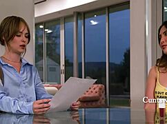 Tuntuu väristys kun läimäytetään söpöä lapsenvahtia Jane Wilde ja Lilly Bell lesbo kiusoitteessa