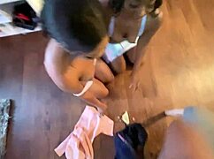 Estas dos putas se vuelven locas con esa verga negra grande, chupando y recibiendo corridas por todos lados