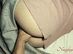 Brunetka křivá MILF v šatech dostává creampie v misionářském POV od velkého ptáka během bouřky