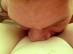 Po prostu cieszę się liżąc tę cipkę na dole