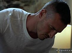 גבר אובססיבי פורץ לבית של בחור שרירי