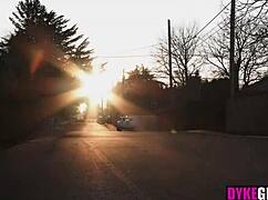 Escena lésbica de Halloween con coños afeitados