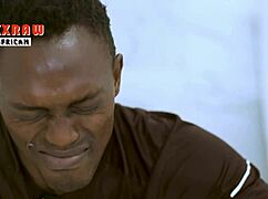 Manželka prichytí manžela pri podvádzaní, jebe jeho priateľa v skupinovej trojke